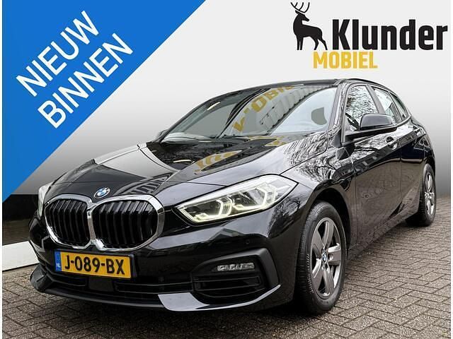 Zwart Gebruikt 2020 BMW 118 Executive Hatchback | € 20.950 (Super prijs) - Afbeelding 1/4