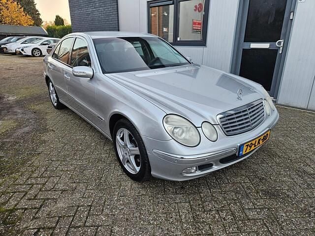 Grijs Gebruikt 2003 Mercedes E200 Avantgarde Sedan | € 2.450 (Super prijs) - Afbeelding 1/4