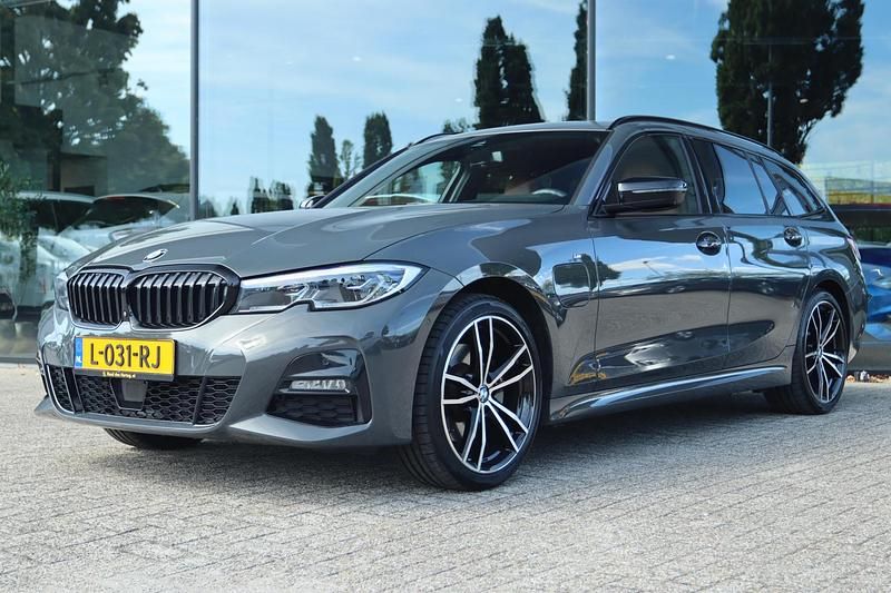 Grijs Gebruikt 2021 BMW 320e M Sport Stationwagen | € 28.750 (Eerlijke prijs) - Afbeelding 1/4