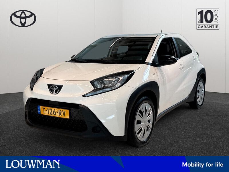 Wit Gebruikt 2023 Toyota Aygo Play Hatchback | € 17.490 (Eerlijke prijs) - Afbeelding 1/4