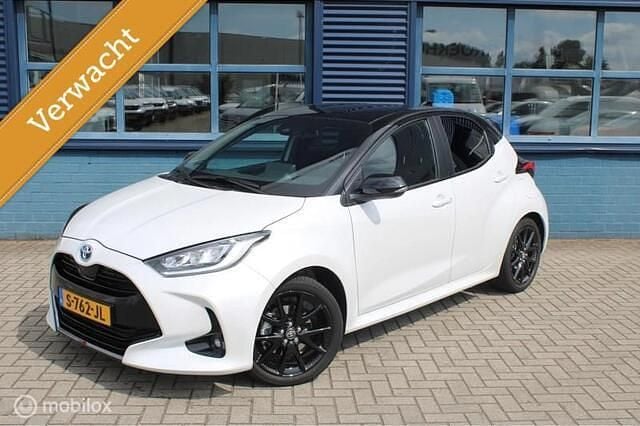 Wit Gebruikt 2022 Toyota Yaris Executive Hatchback | € 22.990 (Goede deal) - Afbeelding 1/4