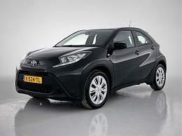 Zwart metallic Gebruikt 2024 Toyota Aygo Play Hatchback | € 19.445 (Goede deal) - Afbeelding 1/3
