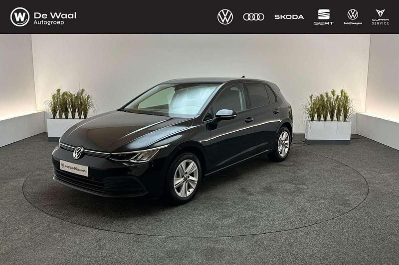 Deep black Gebruikt 2023 VW Golf VIII Life Hatchback | € 21.800 (Goede deal) - Afbeelding 1/3