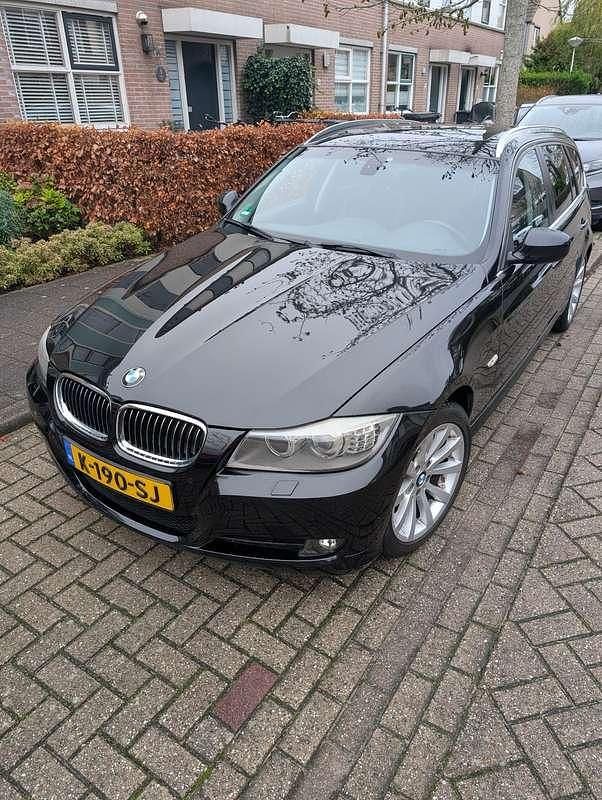 Zwart Gebruikt 2010 BMW 325 Executive Stationwagen | € 9.995 (Eerlijke prijs) - Afbeelding 1/4