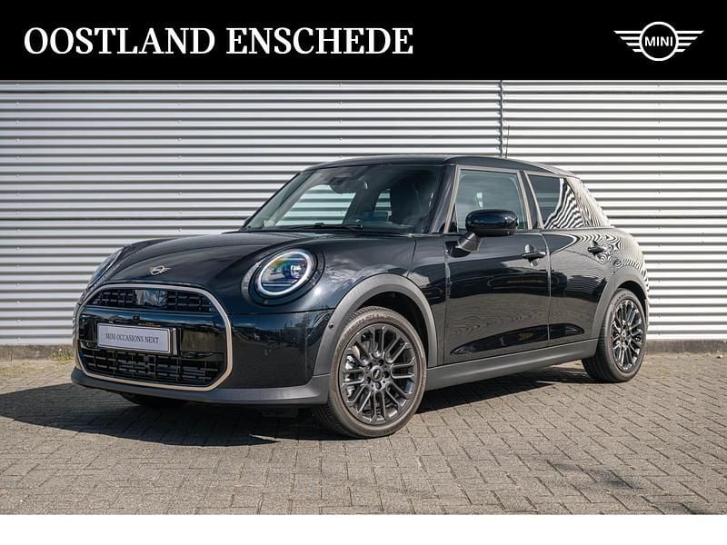 Midnight black ii (donker zwart metallic) Nieuw 2025 Mini Cooper Favoured Hatchback | € 40.500 (Eerlijke prijs) - Afbeelding 1/4