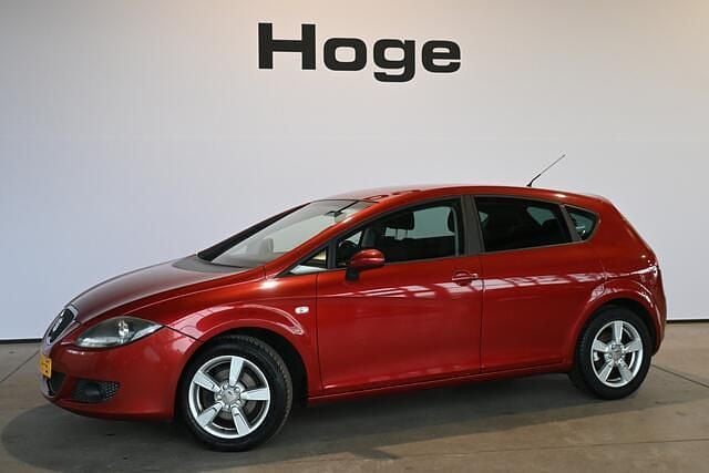 Rood (metallic) Gebruikt 2008 Seat Leon Sport Hatchback | € 3.440 (Eerlijke prijs) - Afbeelding 1/4