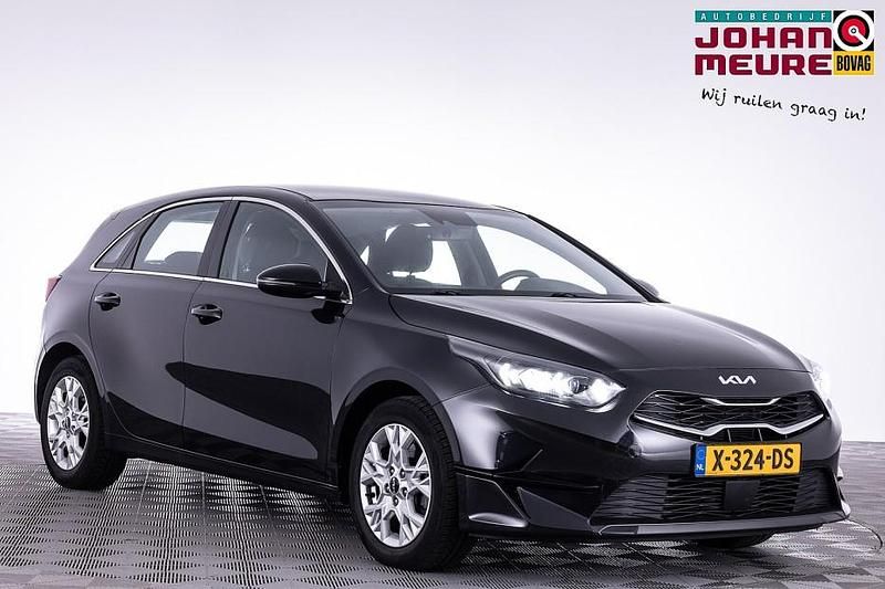 Zwart Gebruikt 2023 Kia Ceed Hatchback | € 19.900 (Eerlijke prijs) - Afbeelding 1/4