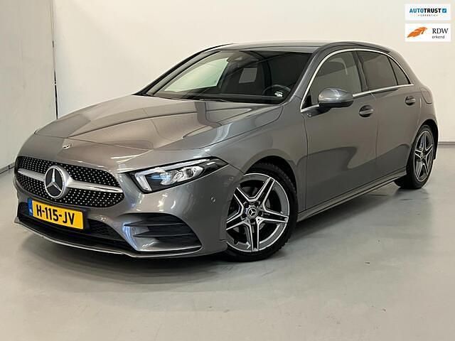 Grijs (metallic) Gebruikt 2018 Mercedes A180 AMG Hatchback | € 19.950 (Iets duurder) - Afbeelding 1/4