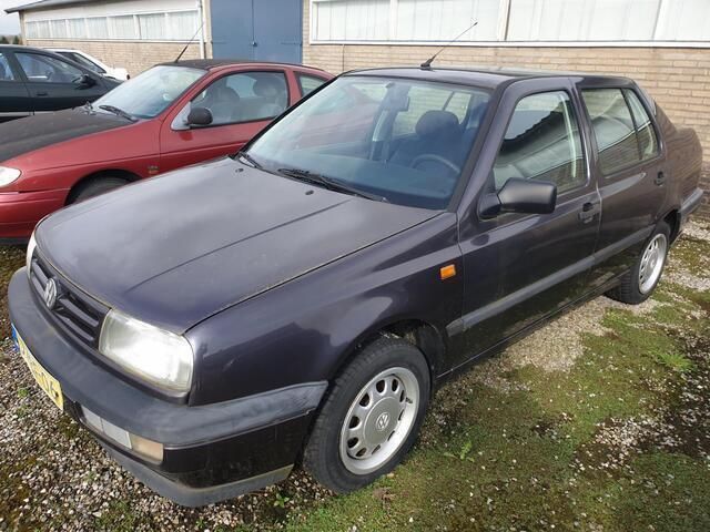 Paars Gebruikt 1994 VW Vento Sedan | € 1.750 - Afbeelding 1/4