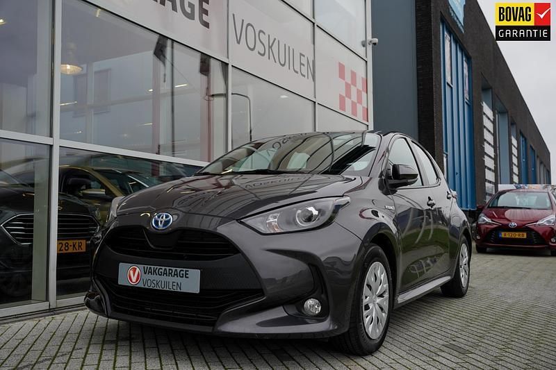 Grijs Gebruikt 2021 Toyota Yaris Hybrid Comfort Hatchback | € 20.950 (Eerlijke prijs) - Afbeelding 1/4