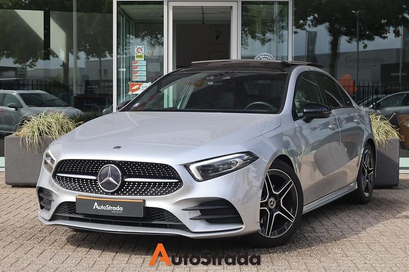 Grijs Gebruikt 2021 Mercedes A180 AMG line Sedan | € 24.900 (Eerlijke prijs) - Afbeelding 1/4