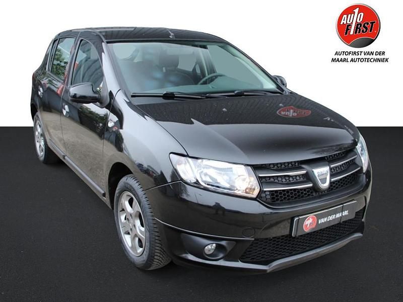 Zwart Occasion 2014 Dacia Sandero Lauréate Hatchback | € 6.200 (Goede deal) - Afbeelding 1/4