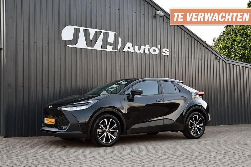 Zwart (metallic) Gebruikt 2025 Toyota C-HR+ SUV | € 30.850 - Afbeelding 1/2