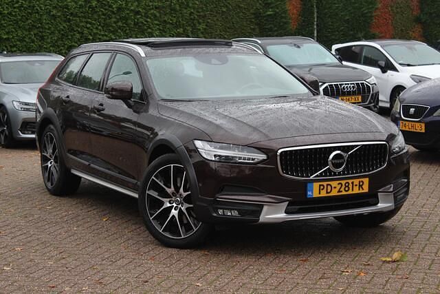 Bruin Gebruikt 2017 Volvo V90 CC Pro Stationwagen | € 27.950 (Iets duurder) - Afbeelding 1/4