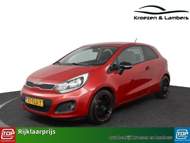 Rood Occasion 2012 Kia Rio Plus Hatchback | € 8.495 (Iets duurder) - Afbeelding 1/4