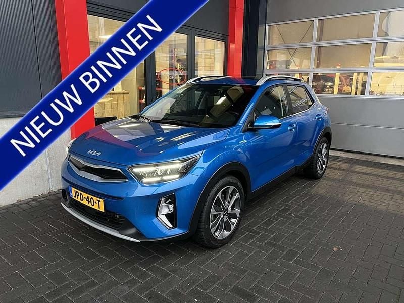 Blauw (metallic) Occasion 2023 Kia Stonic SUV | € 23.950 (Eerlijke prijs) - Afbeelding 1/4