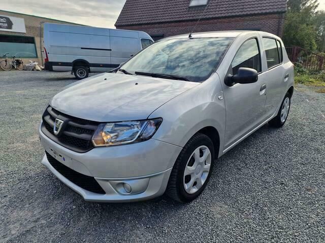 Grijs Gebruikt 2014 Dacia Sandero Lauréate Hatchback | € 5.900 (Goede deal) - Afbeelding 1/4