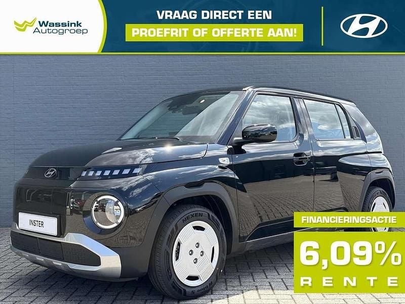 Zwart Nieuw 2025 Hyundai Inster Hatchback | € 22.940 (Goede deal) - Afbeelding 1/4