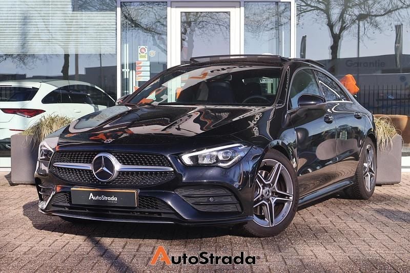 Zwart (metallic) Occasion 2020 Mercedes CLA200 AMG line Coupé | € 27.500 (Eerlijke prijs) - Afbeelding 1/4