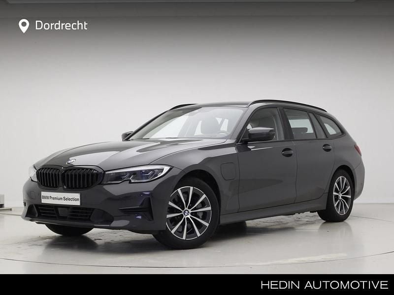 Grijs Gebruikt 2021 BMW 330e Comfort Edition Stationwagen | € 33.895 (Eerlijke prijs) - Afbeelding 1/3