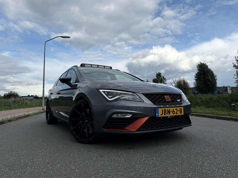 Grijs Gebruikt 2017 Cupra Leon Stationwagen | € 25.999 (Eerlijke prijs) - Afbeelding 1/4