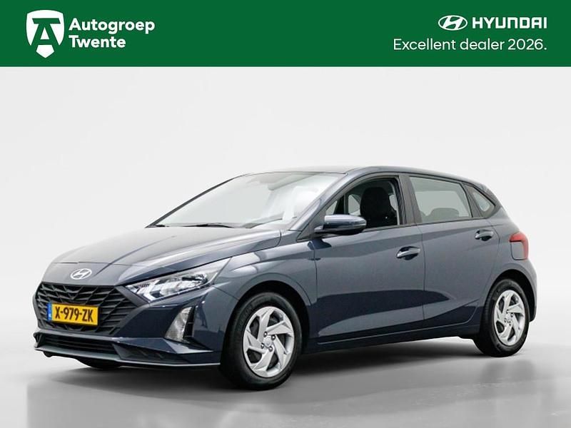 Aurora grey (grijs metallic) Occasion 2024 Hyundai i20 Hatchback | € 17.950 (Eerlijke prijs) - Afbeelding 1/4