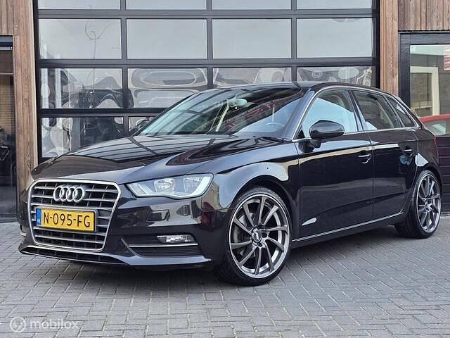 Zwart (metallic) Occasion 2013 Audi A3 Sportback Ambition Hatchback | € 7.650 (Goede deal) - Afbeelding 1/4