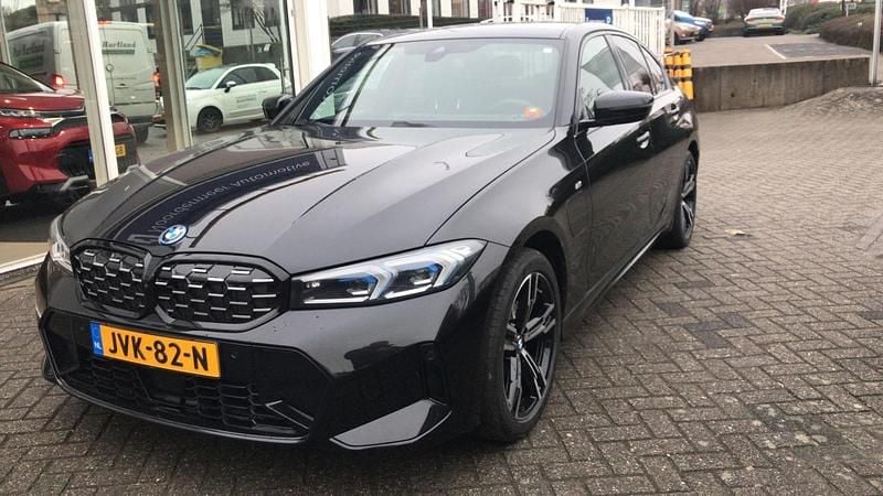 Zwart Occasion 2025 BMW 330e M Sport Sedan | € 47.925 (Super prijs) - Afbeelding 1/4