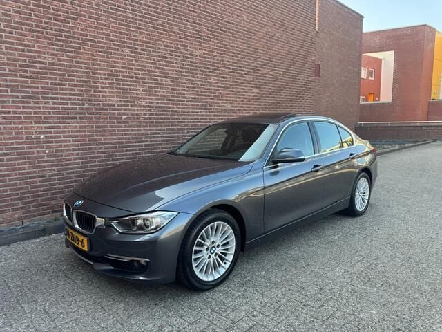 Grijs Gebruikt 2013 BMW 320 Executive Sedan | € 12.999 (Eerlijke prijs) - Afbeelding 1/4