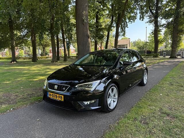 Zwart Gebruikt 2015 Seat Leon CONNECT Hatchback | € 7.999 (Eerlijke prijs) - Afbeelding 1/4