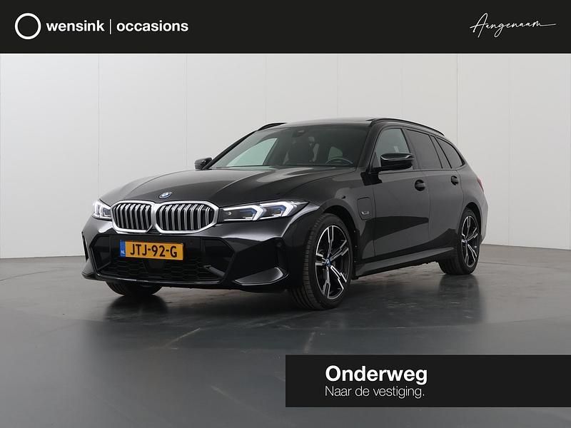 Zwart Occasion 2025 BMW 330e Stationwagen | € 42.830 (Super prijs) - Afbeelding 1/4