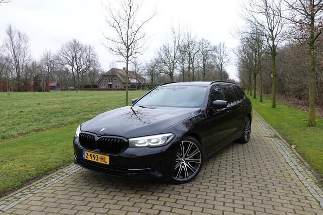 Zwart, metallic lak Gebruikt 2021 BMW 520 Executive Stationwagen | € 33.950 (Eerlijke prijs) - Afbeelding 1/4