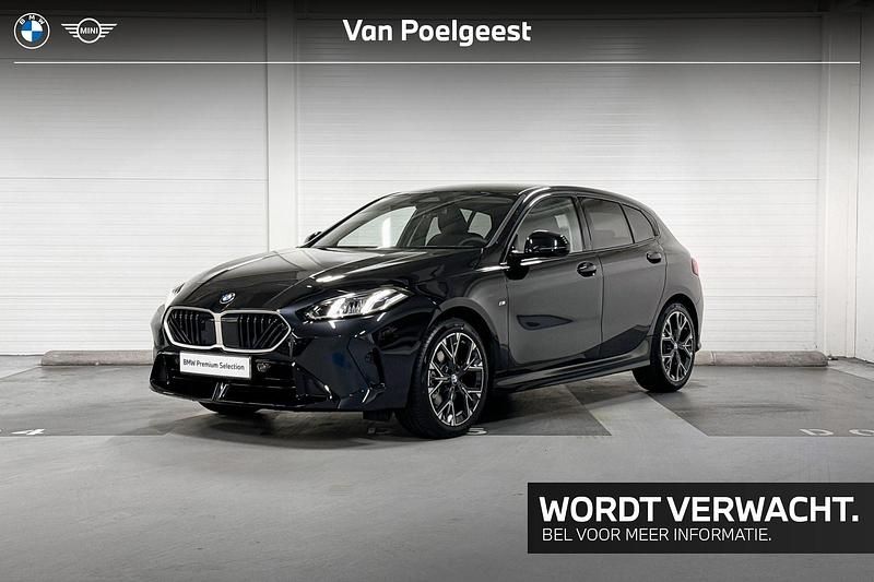 Saphischwarz (donker zwart) Gebruikt 2024 BMW 120 M Sport Hatchback | € 37.900 - Afbeelding 1/4