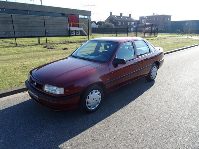 Occasion Opel Vectra 90 PK (66 kW) 1994 Rood Sedan