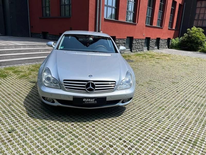 Zilver775 iridiumsilber metalliclack Gebruikt 2005 Mercedes CLS350 Coupé | € 9.600 (Eerlijke prijs) - Afbeelding 1/4