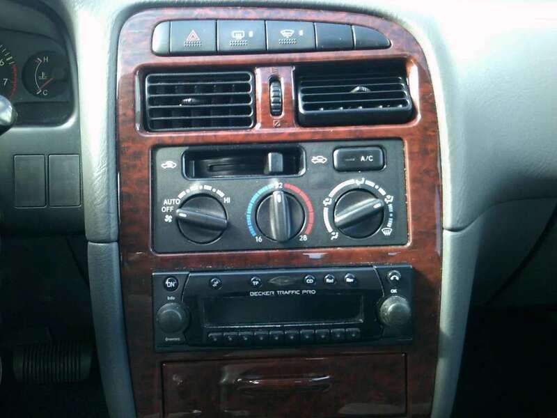 Occasion Toyota Avensis 128 PK (94 kW) 1998 Zwart, metallic lak Sedan