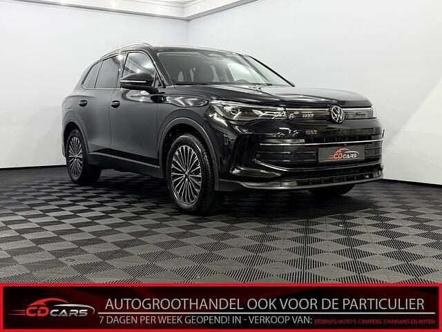 Zwart Occasion 2025 VW Tiguan Edition SUV | € 37.950 (Goede deal) - Afbeelding 1/4