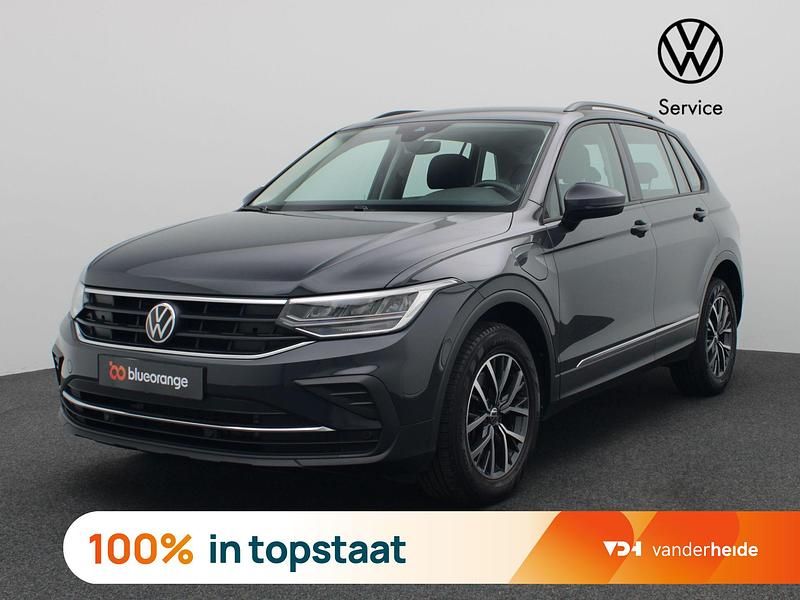 Grijs Gebruikt 2023 VW Tiguan Life SUV | € 34.500 (Super prijs) - Afbeelding 1/3