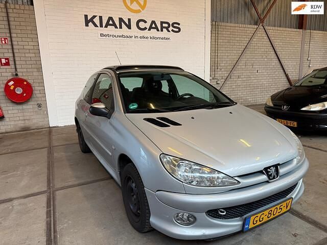 Grijs Gebruikt 2003 Peugeot 206 Premium Hatchback | € 750 (Eerlijke prijs) - Afbeelding 1/4