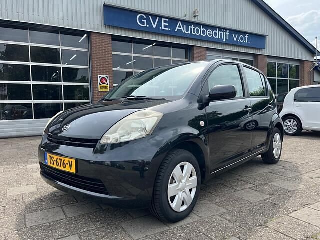 Zwart Gebruikt 2007 Daihatsu Sirion Hatchback | € 1.495 (Super prijs) - Afbeelding 1/4