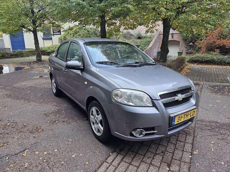 Grijs Gebruikt 2006 Chevrolet Aveo Sedan | € 2.999 (Eerlijke prijs) - Afbeelding 1/4
