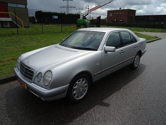 Grijs, metallic lak Gebruikt 1996 Mercedes E320 Sedan | € 10.950 - Afbeelding 1/4