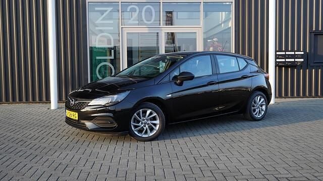 Zwart Occasion 2020 Opel Astra Edition Hatchback | € 11.950 (Eerlijke prijs) - Afbeelding 1/4