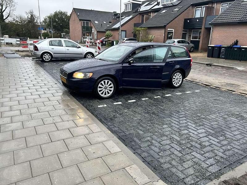 Blauw Occasion 2004 Volvo V50 Momentum Stationwagen | € 1.000 (Super prijs) - Afbeelding 1/4