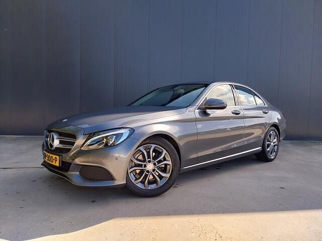 Grijs, metallic lak Gebruikt 2017 Mercedes C180 Prestige Sedan | € 21.445 (Super prijs) - Afbeelding 1/4