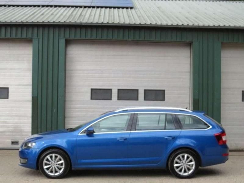 Blauw Gebruikt 2017 Skoda Octavia Stationwagen | € 7.950 (Eerlijke prijs) - Afbeelding 1/4