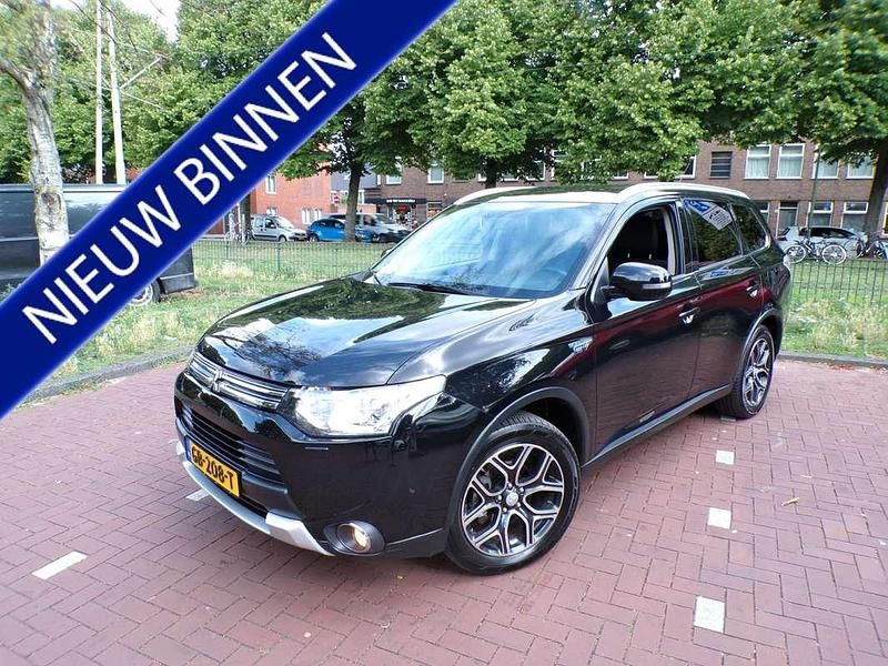 Zwart Gebruikt 2015 Mitsubishi Outlander P-HEV Edition SUV | € 10.944 (Super prijs) - Afbeelding 1/4