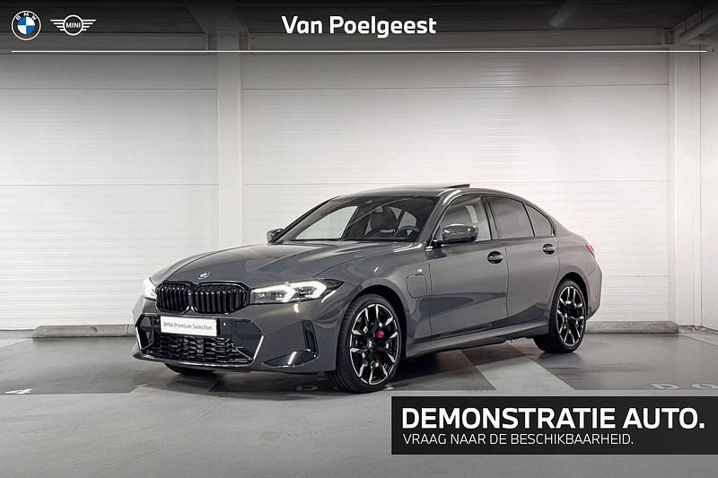 Dravitgrau (donker grijs) Gebruikt 2025 BMW 330e Comfort Edition Sedan | € 71.077 - Afbeelding 1/4