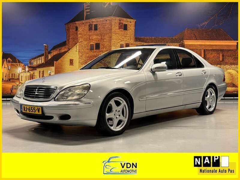 Grijs, metallic lak Gebruikt 1999 Mercedes S500 Sedan | € 8.450 - Afbeelding 1/4