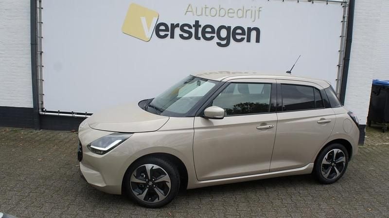 Bruin (metallic) Occasion 2025 Suzuki Swift Style Hatchback | € 22.950 (Duur) - Afbeelding 1/4